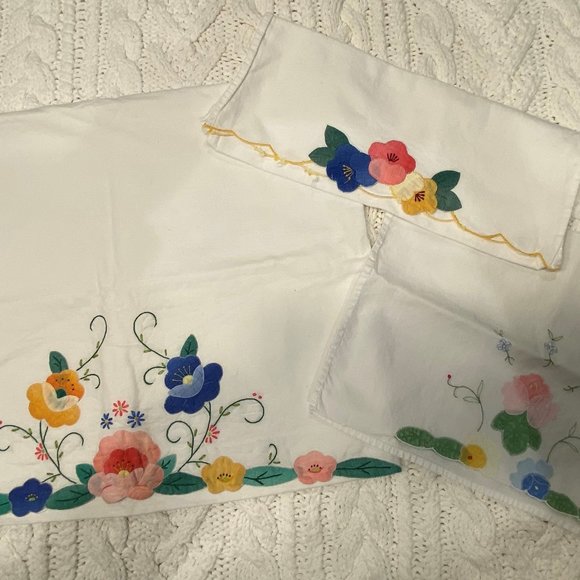 Vintage pillowcase and 2 tea towels - Picture 1 of 5